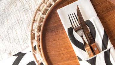 Eine Serviette mit Muster in Schwarz und Weiß