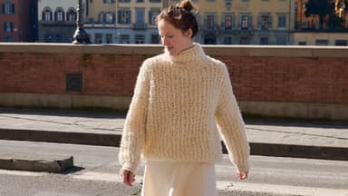 Model in flauschigem Rollkragenpullover von Lana Grossa