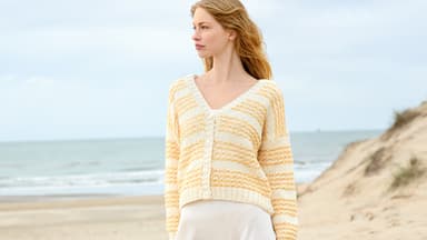 Model in "Bottoni"-Strickjacke von Lana Grossa