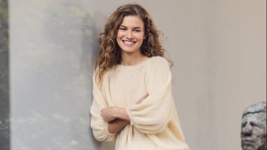 Model in hellbeigem Pullover von Lana Grossa