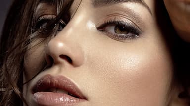 Frau mit braunen Smokey Eyes