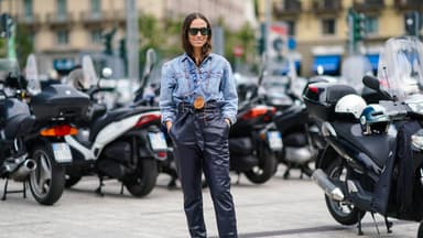 Erika Boldrin in einen Denim-Allover-Look