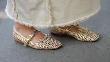 Gabriella Berdugo trägt geflochtene Ballerinas