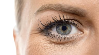 Frau mit langen und gräulichen Wimpern