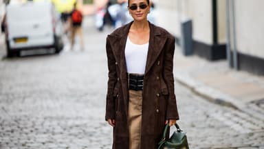 Darja Barannik akzentuiert ihren Streetstyle mit einem Gürtel