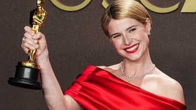 Schauspielerin Jessie Buckley mit Oscar bei den Oscars 2026