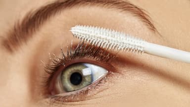 Frau mit weißer Mascara