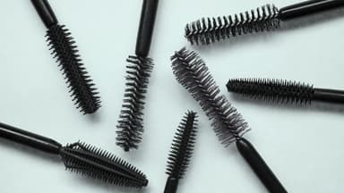 Verschiedene Mascara-Bürsten für Volumen, Länge und Schwung