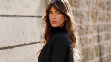 Alison Toby in einer schwarzen Bluse