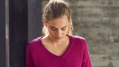 Model in Summer Softness V-Shirt von Lana Grossa