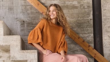 Model mit Volant-Shirt von Lana Grossa