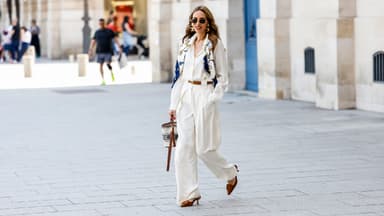 Alexandra Lapp in weißer Hose und brauen Schuhen