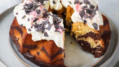 Zebra-Kranzkuchen mit Eierlikör 