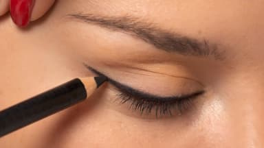 Frau zieht Lidstrich