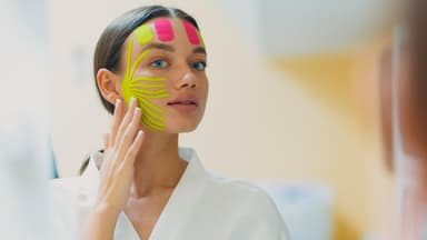 Frau mit Patches im Gesicht