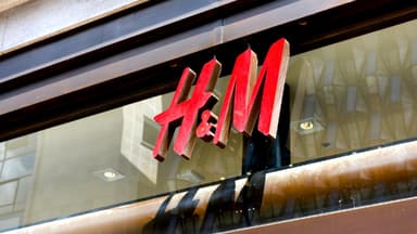 Hier ist das H&M-Logo an einem Geschäft zu sehen. Es ist typisch rot. 