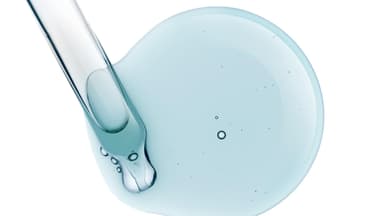 Blaues Serum mit Pipette