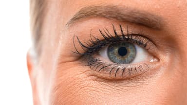 Frau mit ersten Augenfalten und langen Wimpern