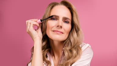 Ältere Frau tuscht ihre Wimpern