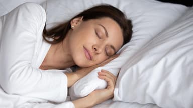 Frau schläft auf der Seite