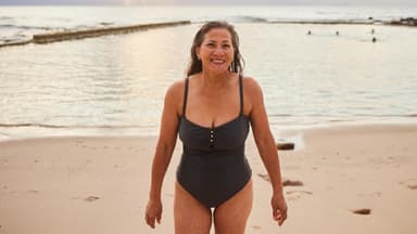 Badeanzüge, die den Bauch kaschieren 
