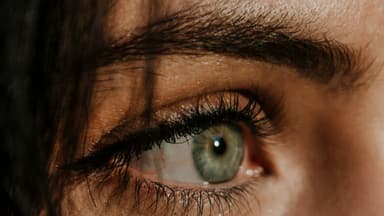 Frau mit bester Mascara für Schlupflider