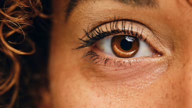 Beste Schlupflider-Tapes am Auge