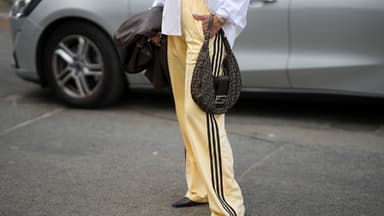 Yvonne Schuppler-Kammerer trägt eine gelbe Adidas Trackpants