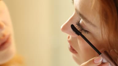 Frau trägt Hyaluron-Mascara auf