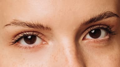 Frau mit pflegender Mascara auf den Wimpern
