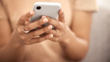 Frau schaut auf ihr Smartphone