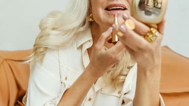 Frau schminkt sich Soft-Focus-Lippen