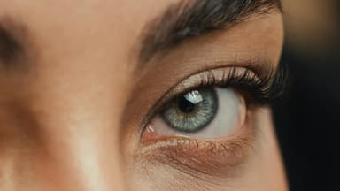Frau mit geschwungenen Wimpern