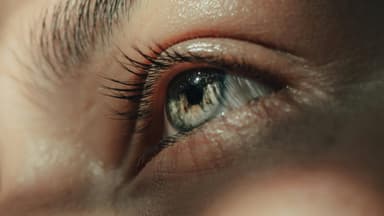 Frau mit Hyaluron-Mascara auf den Wimpern