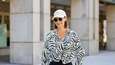 Eva Lutz trägt eine geknotete Zebrabluse