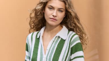 Model in gestrickter Polojacke von Lana Grossa
