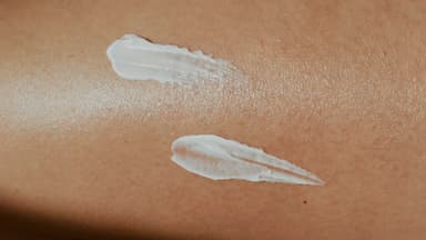 Frau mit Sonnencreme für reifer Haut auf dem Körper