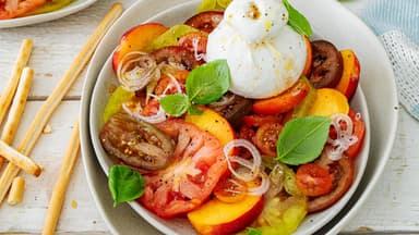 Tomaten-Pfirsich-Carpaccio mit Burrata