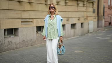 Weiße Hose mit Oversize-Bluse 