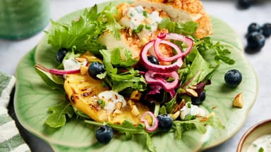 Hähnchen-Ananas-Salat mit Blaubeeren