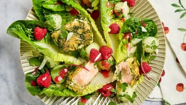 Sommersalat mit Melone und Fisch