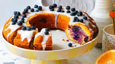 Marmor-Kranzkuchen mit Heidelbeeren 