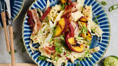 Pfirsich-Pasta mit Fenchel, Speck & Limettencreme