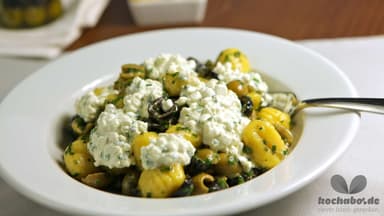 Gnocchi mit Oliven und Hüttenkäse