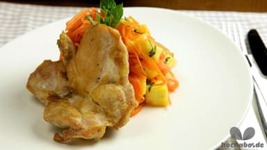 Ausgelöste Hühnerkeule mit Karotten-Ananassalat