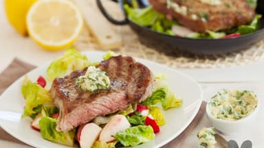 Steak auf lauwarmen Salat mit Zitronen-Kräuter-Butter
