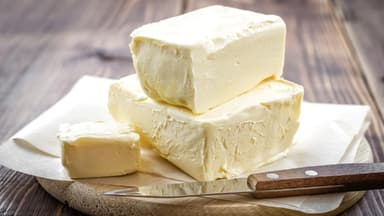 Butter mit Messer - Wir verraten, was in der Butter steckt und ob sie uns wirklich schadet