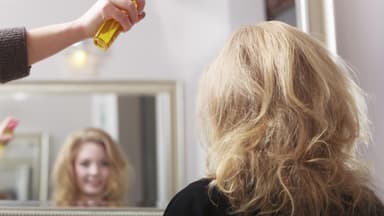 Haarspray - So bekämpfen Sie störrisches Haar und fixieren die Haare richtig