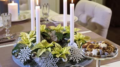 Adventskranz weiße Weihnachtssterne und blau