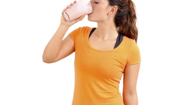 Frau trinkt Eiweißshake